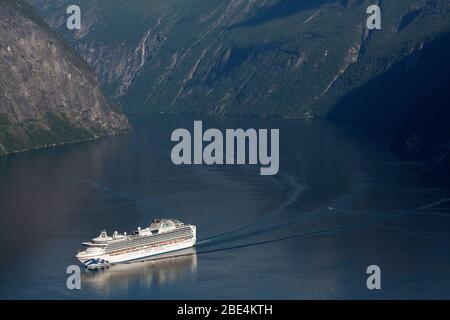 Le bateau de croisière Sapphire Princess au départ du fjord de Geiranger. Banque D'Images