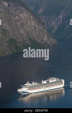 Le bateau de croisière Sapphire Princess au départ du fjord de Geiranger. Banque D'Images