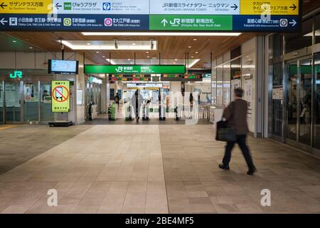 Tokyo, Japon. 11 avril 2020. Une promenade piétonne jusqu'à l'entrée de la gare Shinjuku à Tokyo, Japon, 11 avril 2020. Le Premier ministre japonais Shinzo Abe a déclaré l'état d'urgence pendant au moins un mois en raison d'une augmentation des cas d'infection à coronavirus et à COVID-19. Crédit: AFLO Co. Ltd./Alay Live News Banque D'Images