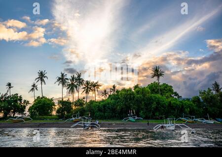 Vue horizontale des stabilisateurs sur la plage de Lovina à Bali au lever du soleil, Indonésie. Banque D'Images