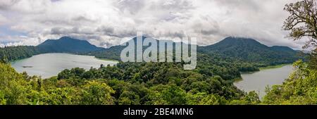 Panoramique horizontal des lacs jumelles, Buyan et Tamblingan à Bali, Indonésie. Banque D'Images