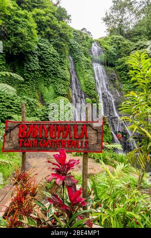 Vue verticale du signe rouge aux chutes de Banyumala à Bali, Indonésie. Banque D'Images