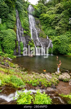 Vue verticale des touristes profitant des chutes de Banyumala à Bali, Indonésie. Banque D'Images