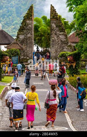 Vue verticale des personnes visitant l'emblématique Pura Ulun Danu Beratan à Bali, Indonésie. Banque D'Images