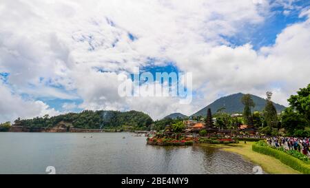 Panoramique horizontal de l'emblématique Pura Ulun Danu Beratan à Bali, Indonésie. Banque D'Images