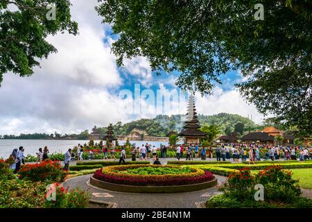 Vue horizontale de l'emblématique Pura Ulun Danu Beratan à Bali, Indonésie. Banque D'Images
