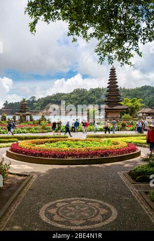 Vue verticale de l'emblématique Pura Ulun Danu Beratan à Bali, Indonésie. Banque D'Images