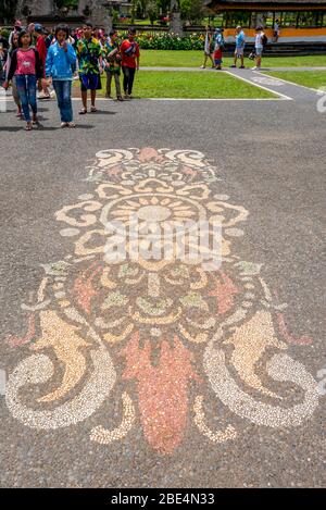 Vue verticale d'une magnifique mosaïque de pavé à l'emblématique Pura Ulun Danu Beratan à Bali, Indonésie. Banque D'Images