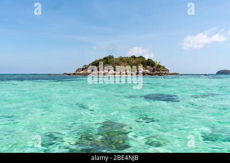 Eau turquoise et petite île vue de Sunrise Beach, Koh Lipe, Thaïlande, Asie Banque D'Images