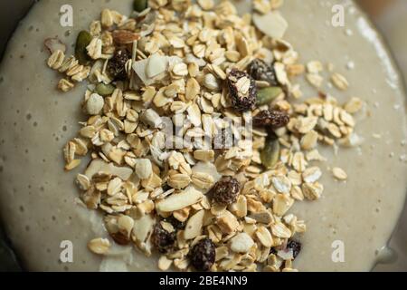 Flocons d'avoine et flocons d'avoine dans une assiette sur la table. Banque D'Images