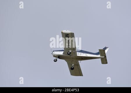 Un moteur simple Piper P28-140 Cherokee, quatre sièges, avion léger dans le ciel au-dessus de l'aéroport de Bristol, G BCJN Banque D'Images