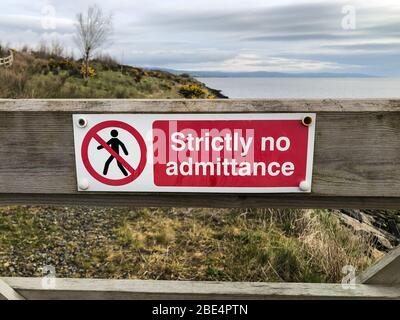 Derry, Royaume-Uni - 4 avril 2020: Pas d'admittance dans un parc public au Royaume-Uni Banque D'Images