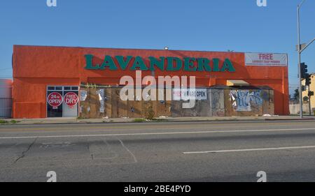 Los Angeles, États-Unis. 12 avril 2020. Un panneau de laverie embarqué indique aux résidents qu'ils sont ouverts le samedi 11 avril 2020. De nombreuses petites entreprises ont du mal à rester ouvertes avec les politiques de l'État et de la région qui ordonnent aux résidents un abri jusqu'au 15 mai au moins à la suite de la pandémie de coronavirus. Photo de Jim Ruymen/UPI crédit: UPI/Alay Live News Banque D'Images