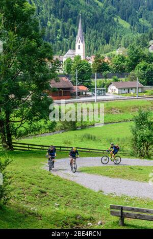 Jeunes cyclistes en montée avec VTT sur route de gravier Banque D'Images