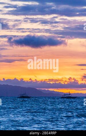 Heure magique à l'extérieur de la plage de l'île de Bohol, Philippines Banque D'Images