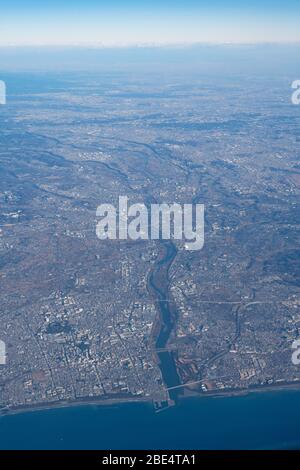 Vue aérienne de la rivière Sagami, préfecture de Kanagawa, Japon, vue depuis l'avion à la baie de Sagami. Banque D'Images