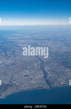 Vue aérienne de la rivière Sagami, préfecture de Kanagawa, Japon, vue depuis l'avion à la baie de Sagami. Banque D'Images