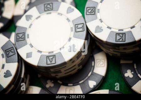 Vue des jetons de casino empilés. Banque D'Images