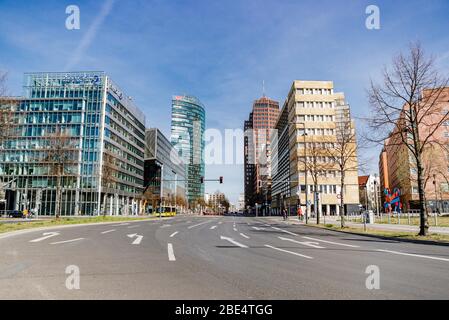 Berlin, Allemagne. 11 avril 2020. Photo prise le 11 avril 2020 montre des rues vides près de la Potsdamer Platz à Berlin, capitale de l'Allemagne. Selon l'Institut Robert Koch, près de 120 000 personnes en Allemagne ont testé le coronavirus positif et plus de 2 500 personnes sont mortes à minuit vendredi. Crédit: Binih Truong/Xinhua/Alay Live News Banque D'Images