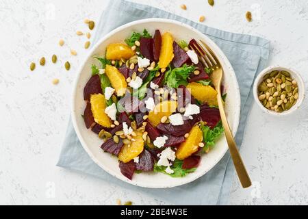 Salade de légumes avec feta ricotta et graines de citrouille à base de féta de betterave, régime de keto Dash, Banque D'Images