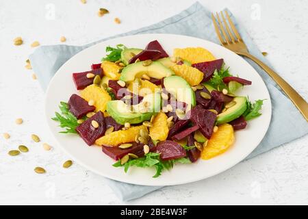 Salade de légumes avec feta ricotta et graines de citrouille à base de féta de betterave, régime de keto Dash, Banque D'Images