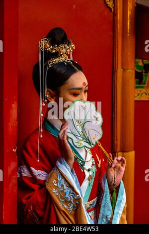 Dame chinoise en robe traditionnelle dans la Cité interdite, Beijing, Xicheng, République populaire de Chine, Asie Banque D'Images