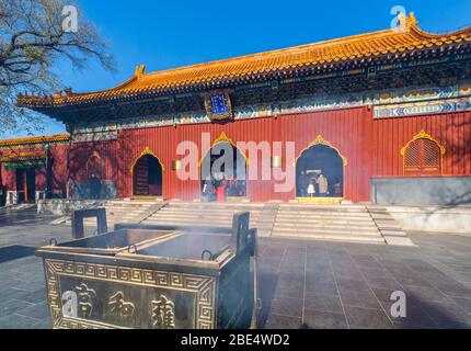 Vue sur le temple tibétain bouddhiste tibétain orné de lamas, Dongcheng, Beijing, République populaire de Chine, Asie Banque D'Images