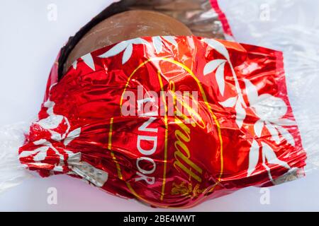 Déballez l'emballage Lindt Lindor chocolat pour afficher le contenu sur fond blanc Banque D'Images