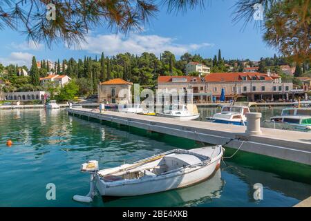 Vue sur les bateaux dans le port de Cavtat sur la mer Adriatique, Cavtat, Dubrick Riviera, Croatie, Europe Banque D'Images