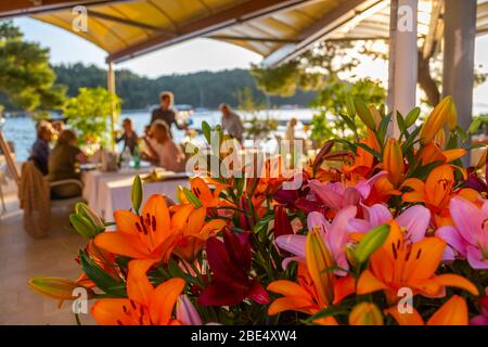 Vue sur le restaurant au coucher du soleil à Cavtat sur la mer Adriatique, Cavtat, Dubrick Riviera, Croatie, Europe Banque D'Images