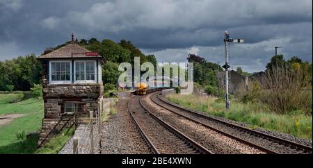 Locomotive DRS classe 37 à la gare d'Arnside avec la boîte de signalisation ferroviaire Furness et le signal de domicile semaphore tout en travaillant dans un train du nord Banque D'Images