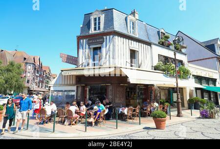 Les résidents de la ville et les touristes se détendent dans un café de la Mairie dans une rue du centre de Rouen. Normandie, France. Banque D'Images