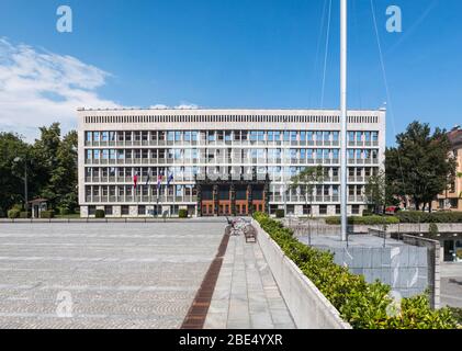 Ljubljana, Slovénie - 18 août. 2018 : la place de la République et le Parlement slovène au milieu d'une chaude journée estivale. À cette époque, la mémoire slovène Banque D'Images