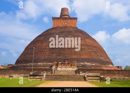 L'ancienne jetée Dagoba se rapproche d'une journée ensoleillée. Anuradhapura. Sri Lanka Banque D'Images