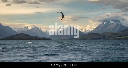 Surfeur kite sur le lac Wakatipu en Nouvelle-Zélande entre Queenstown et Glenorchy. Banque D'Images