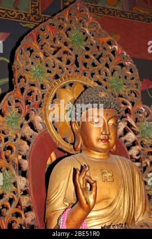 Figure de Bouddha avec Swastika sur la poitrine au temple bouddhiste chinois, Wat Phanan Choeng, Ayutthaya, Thaïlande Banque D'Images