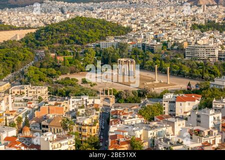 Grèce. Journée ensoleillée à Athènes. Vue aérienne sur le temple olympique de Zeus et les toits de la ville Banque D'Images