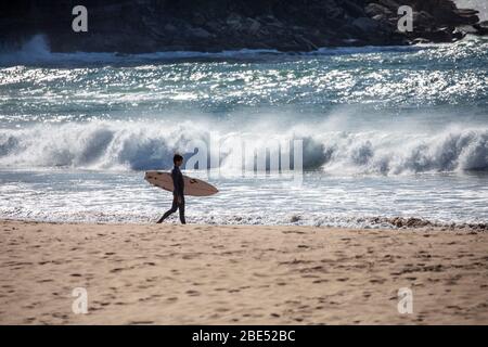 COVID 19 Sydney, les surfeurs australiens qui font leur exercice quotidien sur la plage pendant le verrouillage du coronavirus en Australie Banque D'Images