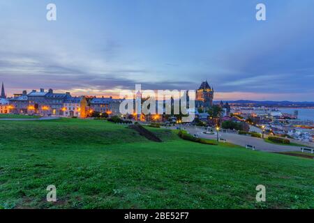 Coucher du soleil sur la vieille ville et le fleuve Saint-Laurent à partir de la Citadelle, Québec, Québec, Canada Banque D'Images