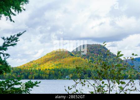 Vue sur le lac Supérieur, et les couleurs des feuilles d'automne dans les Laurentides, Québec, Canada Banque D'Images