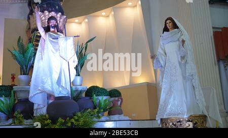 Quezon City, Philippines. 12 avril 2020. Image de Pâques du Christ ressuscité et de sa mère.Corona dimanche procession et des gens portant un groupe de tête de lapin pendant la célébration du dimanche de Pâques de la pandémie de virus. (Photo de Sherbien Dacalanio/Pacific Press) crédit: Pacific Press Agency/Alay Live News Banque D'Images