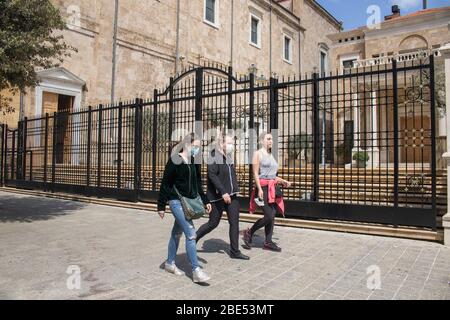 Beyrouth, Liban. 12 avril 2020. La cathédrale Saint George Maronite de Beyrouth reste fermée car la messe du dimanche de Pâques se tient à l'intérieur sans fidèles et sans diffuser le titre de la série. Toutes les églises ont été commandées fermées pour les fidèles de masse du dimanche pour lutter contre la propagation du coronavirus nouveau covid-19. Crédit: amer ghazzal/Alay Live News Banque D'Images