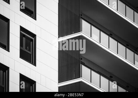 Détail de la façade d'un bâtiment résidentiel en noir et blanc Banque D'Images