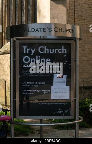 12 avril 2020 Oxford, Royaume-Uni. Dimanche de Pâques, et toutes les églises sont fermées. Le week-end de Pâques est très important dans le calendrier chrétien et marque la fin de la troisième semaine de confinement imposé pour combattre la pandémie du coronavirus.PHOTO : un panneau à St Aldates, l'une des plus anciennes églises de la ville, encourageant les gens à observer en ligne. Credit Bridget Catterall / Alamy Live News Banque D'Images