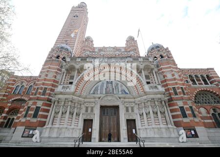 Une femme prie à la porte fermée de la cathédrale de Westminster devant la messe du matin de Pâques, Londres, alors que le Royaume-Uni continue de se verrouiller pour aider à freiner la propagation du coronavirus. Les églises de tout le pays continuent de diffuser des services numériques jusqu'à Pâques, avec plus de 1 000 direct régulièrement. Banque D'Images