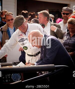 Sterling Moss entouré de fans à Goodwood Revival le 21 septembre 2009. Sa mort a été annoncée le 12 avril 2020. Banque D'Images