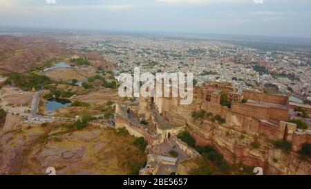 Fort Mehrangarh à Jodhpur, Rajasthan avec une ville bleue. Banque D'Images