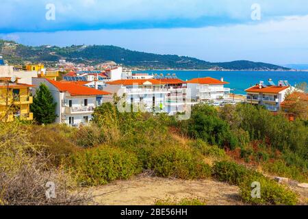 Vacances d'été fond avec la station grecque Sarti vue aérienne, Grèce, Halkidiki Banque D'Images