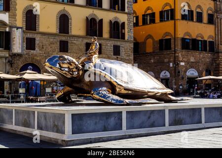 Florence, Italie - 15 juin 2015 : monument de la tortue dorée près du Palazzo Vecchio. Banque D'Images