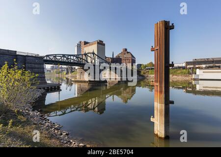 Krefeld-Linn - vue sur Turnbridge reflétée dans l'eau, Rhénanie du Nord Westphalie, Allemagne, 12.04.2020 Banque D'Images